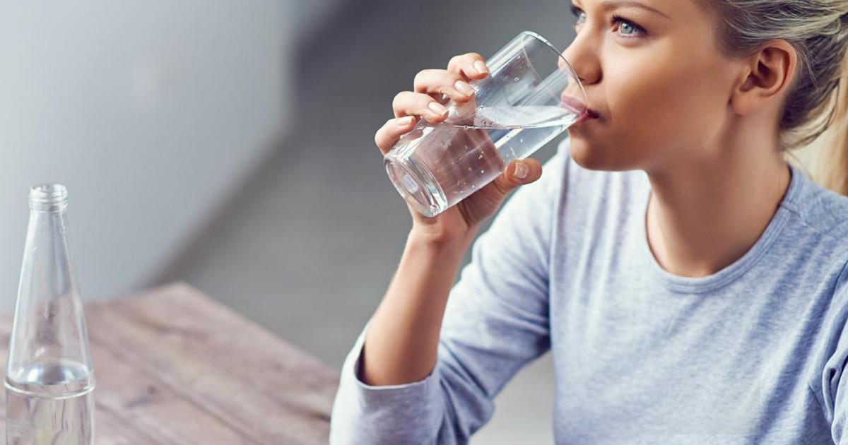Bere acqua fredda durante e dopo i pasti
