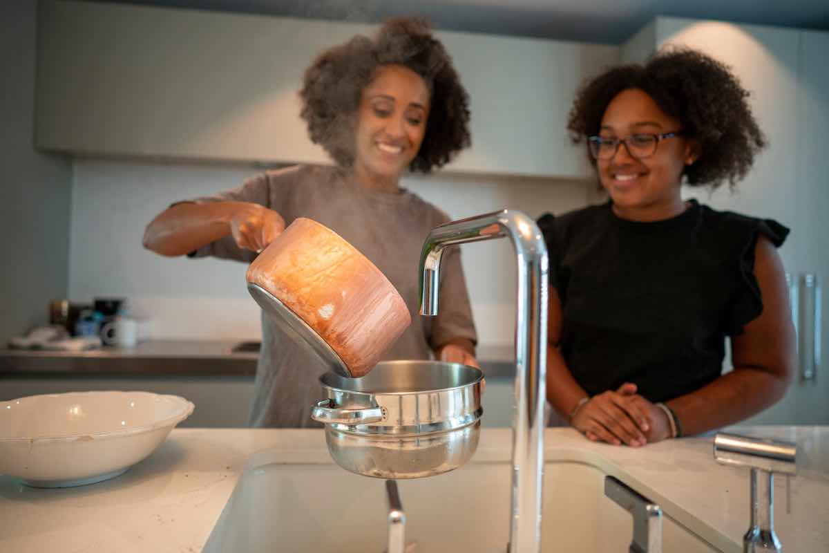 Acqua della pasta: perché non va scolata nel lavello